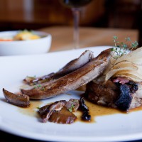 Offal with portobello mushrooms mushrooms and vegetable crisps